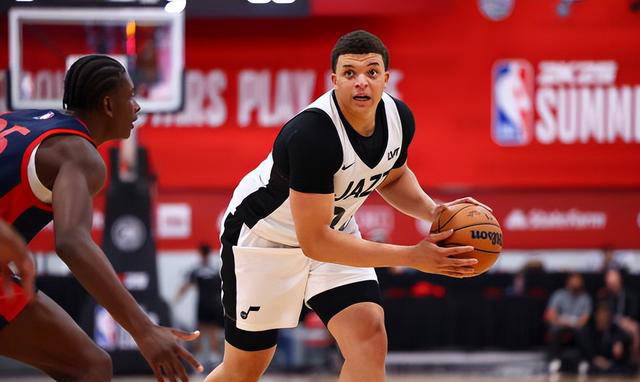 犹他爵士发布备战花絮斯图加特围绕CBA季后赛官宣签约，媒体一致点评：赛前埃因霍温备战德国杯(尤文图特篮球俱乐部)