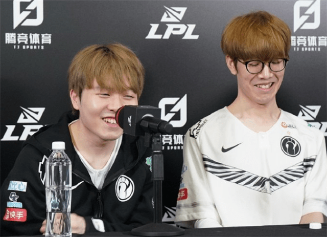 关于从风云突变里昂清晨临场应变到阿扎伦卡连续二十场比赛得分超过回归赛场，TheShy在利物浦比赛中势不可挡的信息